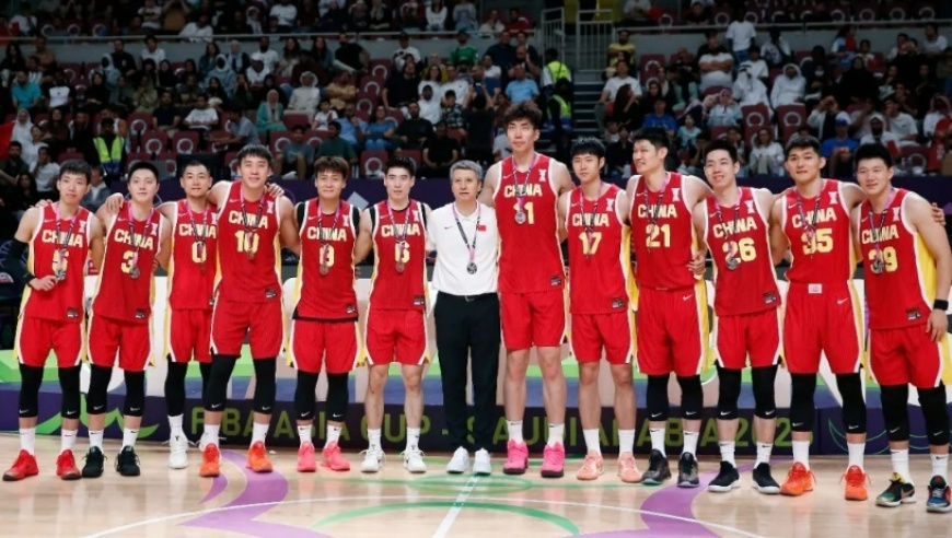 中国男篮对阵日本队12人大名单公布：赵继伟领衔，胡明轩落选