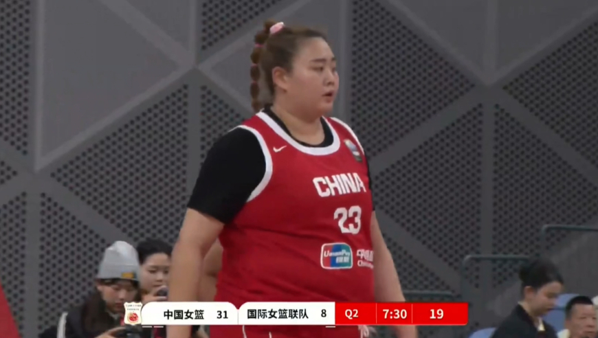 攻守一体！2米01刘禹彤先送黑人球员遮天大帽 随后反击碾压对手造杀伤