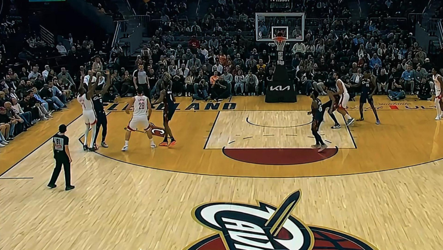 有点危险！杜兰特三分出手遭到骑士垫脚 裁判回看后升级恶犯