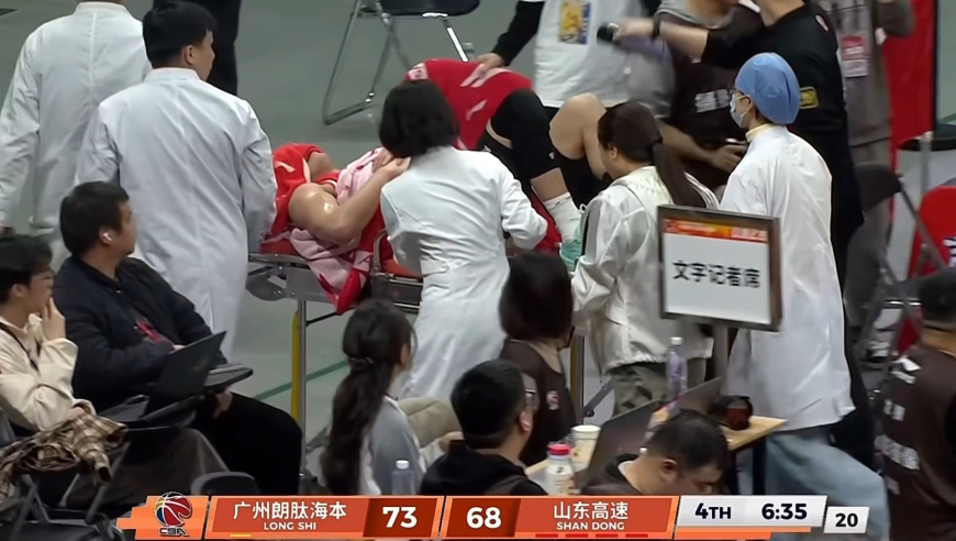 又伤！郭艾伦战山东受伤完整版：突破急停膝盖扭伤直接上担架被抬走