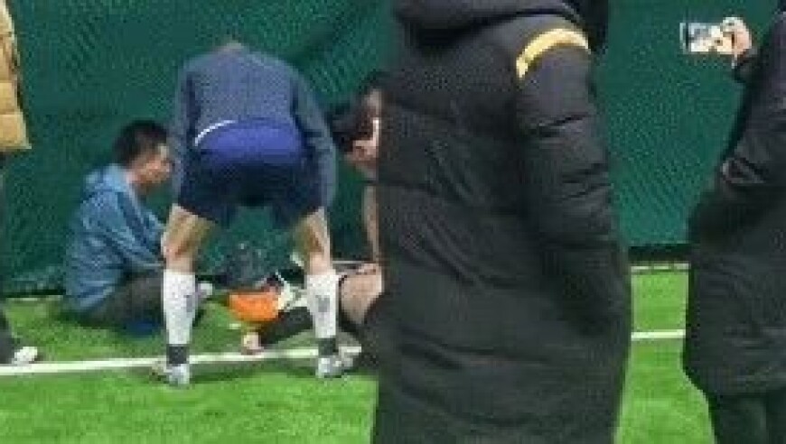 突发！杭州球场内比赛暂停，一群人冲了上去！网友：教科书式的操作......