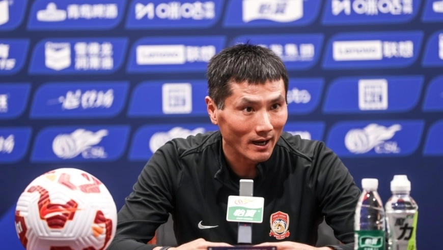 双标？曝国足若选洋帅起步价800万：邵佳一不到100万，还不是长约 