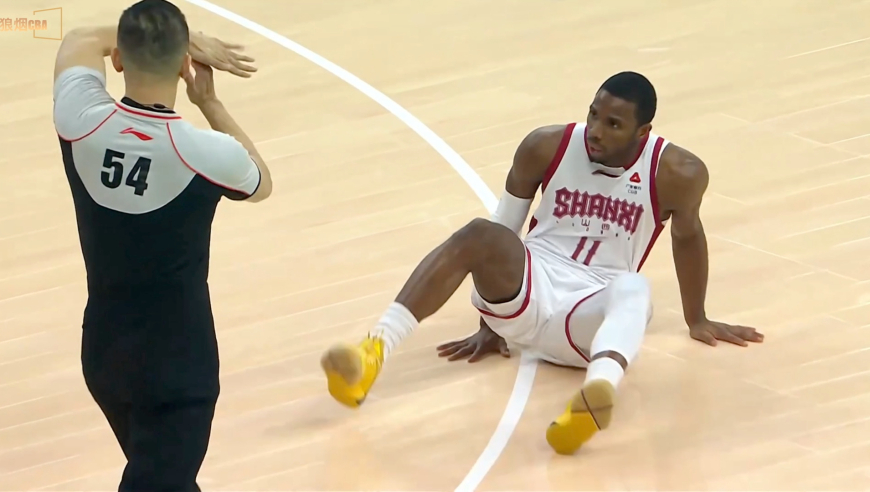 两度打架+六人犯满 山西上海把决赛打成UFC | 篮不住嘴