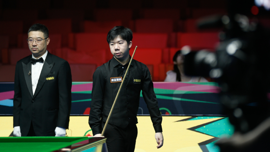 出难题了 雷佩凡暴杆解球失败 主裁花费5分钟完成高难复位