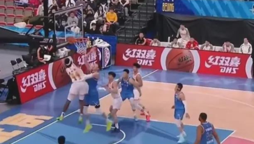 2米16米国字号中锋，连续两场遭对手隔扣+冲突，球迷：太窝囊