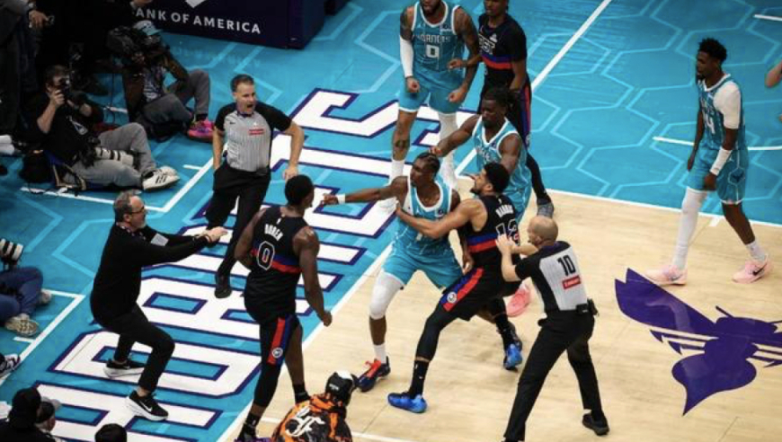 扇耳光+挥拳+追打+摁在身下捶击！球员如愤怒的雄狮拉都拉不住 4人被逐