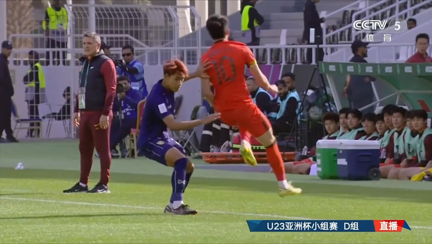 太黑了！王钰栋被对手踩踏裁判毫无表示 中国队却30分钟连吃3黄