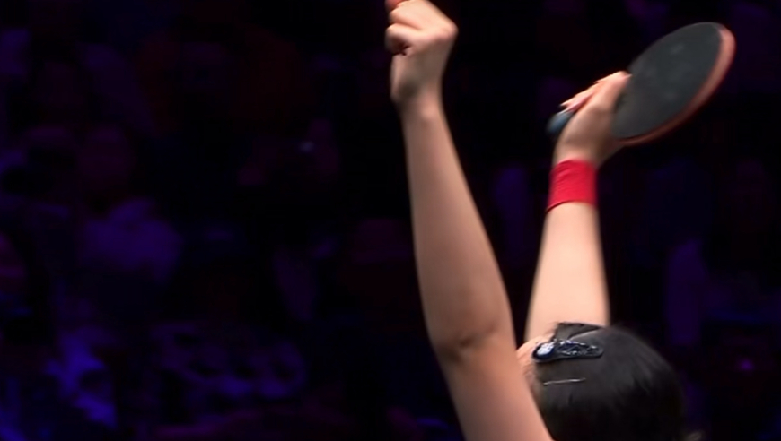 女单颁奖！蒯曼夺亚军神情淡定，张本美和拿奖杯时抢戏亮了！