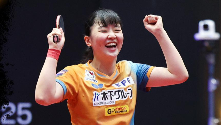 张本美和夺冠握拳庆祝！上台领奖向全场鞠躬，父亲欣慰拍女儿肩膀