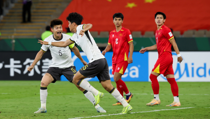 0-3让越南球迷破防：一塌糊涂！飘上天被打醒，U23国足强得令人意外