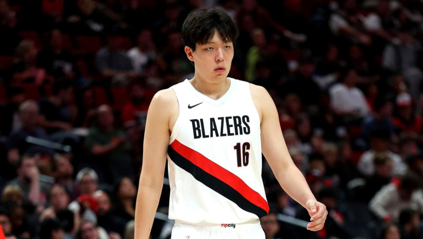 小杨至暗一攻一防！防守被小萨暴力隔扣 进攻被吹走步违例