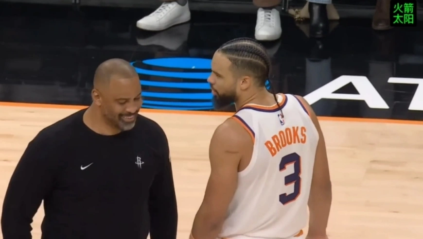 ​这哪是冲突分明是调情！狄龙撞翻亚当斯引对峙，下一秒乌杜卡直接笑场