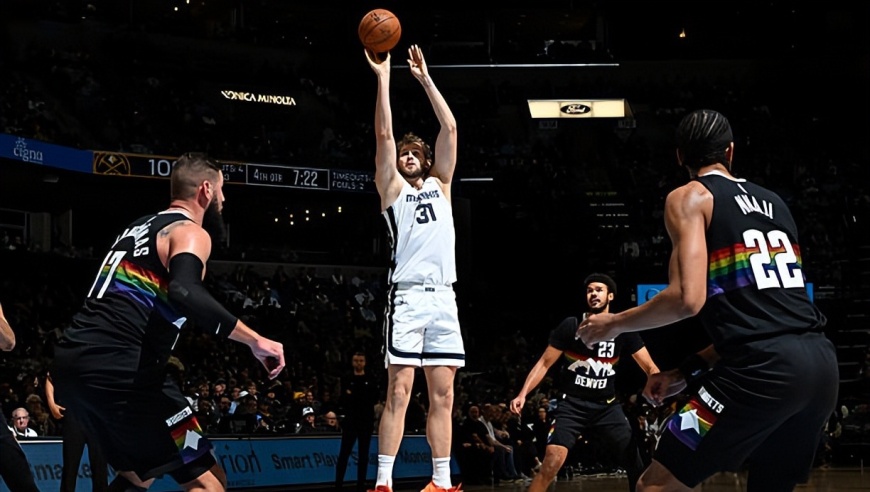 面对掘金拿下26+10，火箭就这样白白放走了一名优秀的内线球员？