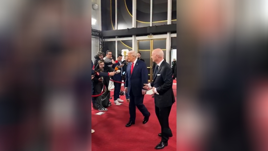 最新消息！特朗普抵达肯尼迪航天中心参加2026年国际足球世界杯抽签仪式