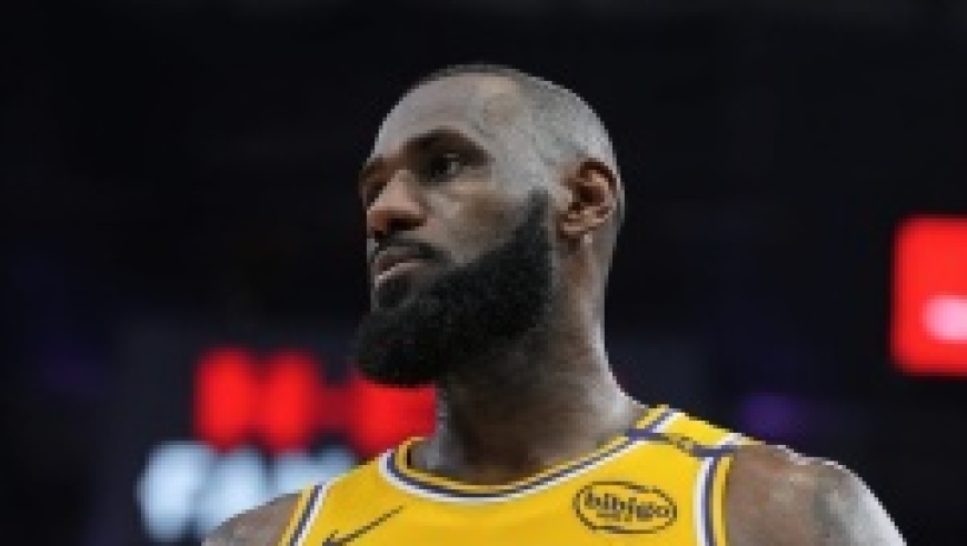 差1篮板三双！41岁勒布朗遭多次争议判罚 湖媒高呼裁判太荒谬