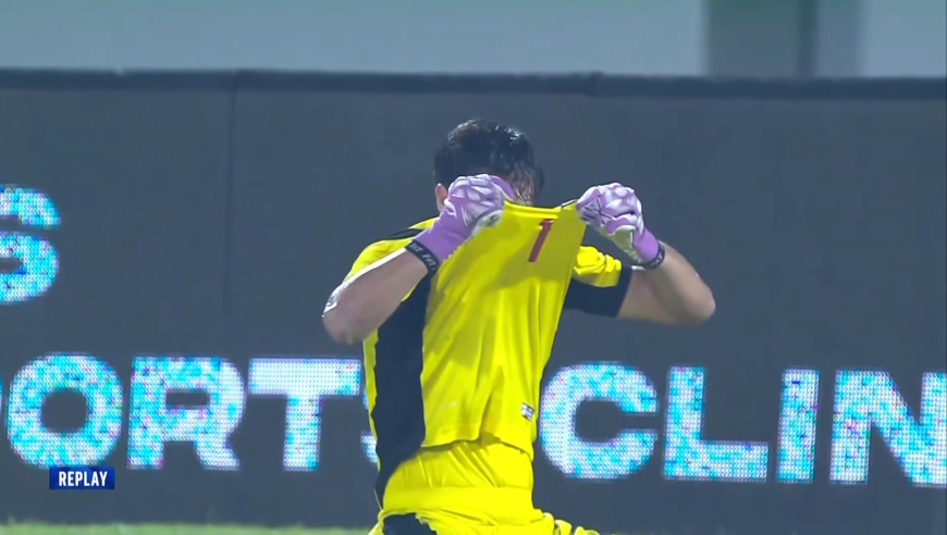 印尼门将又哭了！上一场狂丢7球，这一场送乌龙被U17国足读秒绝杀