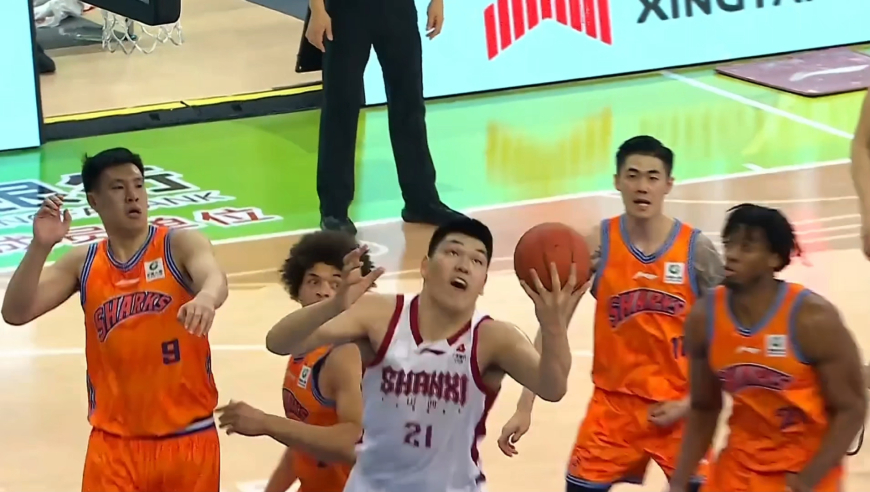 火药味！大白边大帽刘传兴后与迪亚洛发生口角直接推翻爆发火爆冲突