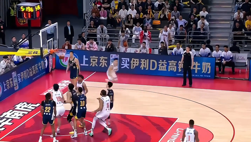 前NBA球星崔永熙强势回归，4分钟就爆砍9分率队逆转比分，单手抓球抢断太帅了！