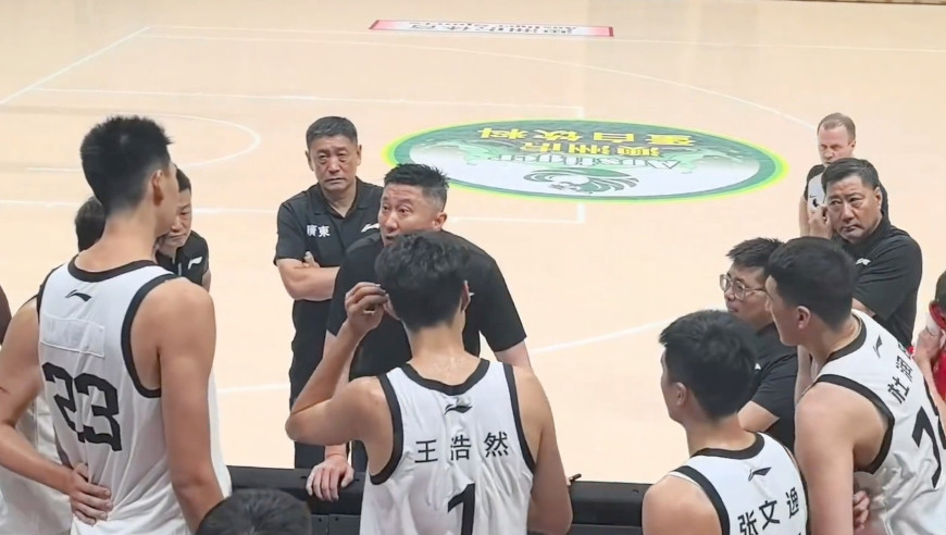 翅膀硬了！徐昕硬怼杜锋场面回顾 被训后不服欲动手被队友拦住