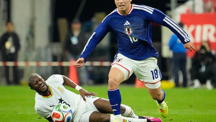 可怕！加纳中场封堵田中碧射门时小腿被踢到，发生严重变形