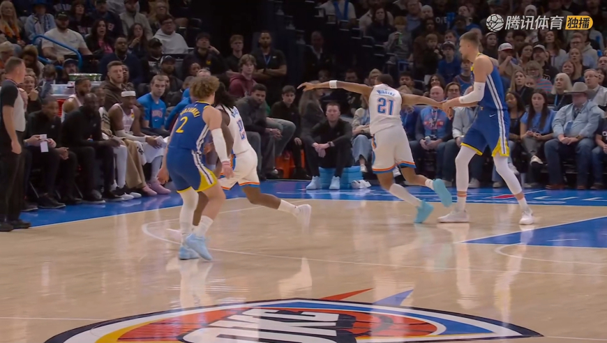 拔河呢？波尔津吉斯拽胳膊导致雷霆丢球逗笑解说 裁判回看果断改判