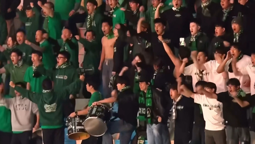 球迷疯狂庆祝！慢镜看王钰栋狂飙双响秒杀海牛，复刻姆巴佩庆祝