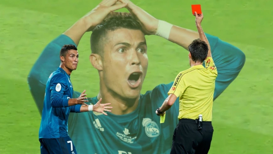 C罗暴力染红盘点：亮鞋钉飞铲踢人+抓对手头发，多次故意肘击