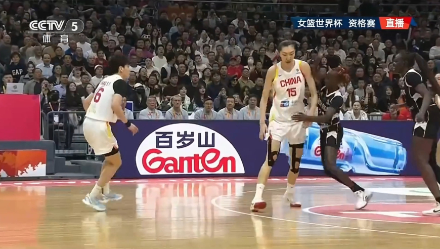 这球太关键！杨舒予弧顶空位三分出手 几乎压哨命中解说直呼大心脏