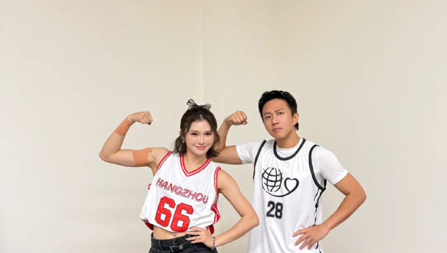 吴艳妮晒与邓超库兹马喻言合照，邓超现场模仿吴艳妮招牌指天动作