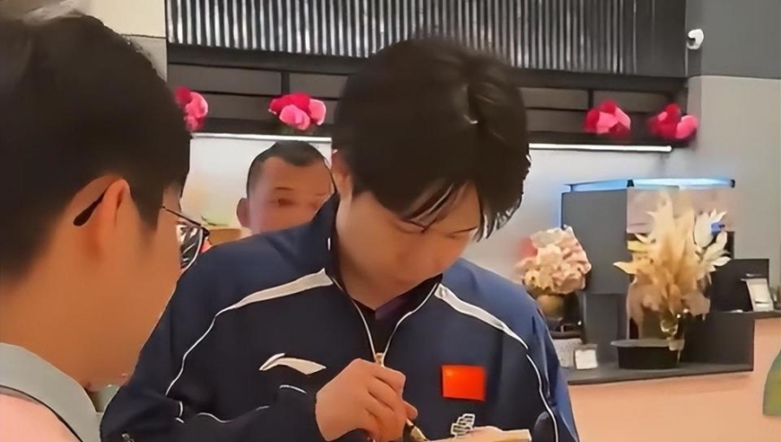 王楚钦婉拒球迷签名：不好意思，白纸我签不了，法律意识拉满获点赞；朱丹曾因白纸签名被骗光积蓄