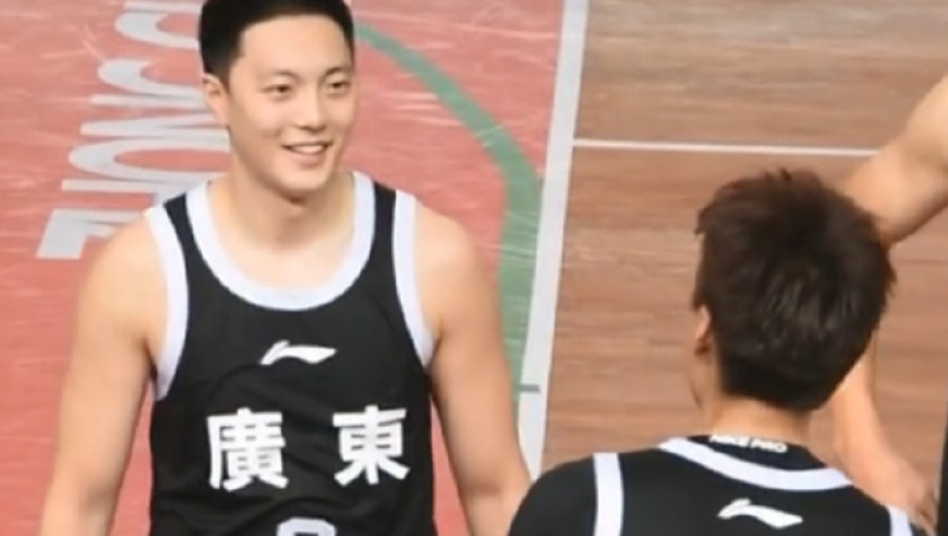 赵睿首秀13分胡明轩15分！广东85-51大胜美国肯尼哈奇男篮 