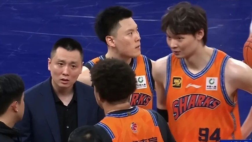 CBA排名变天！上海大胜卫冕冠军登顶，广东遭漏判被绝杀，青岛被以下克上