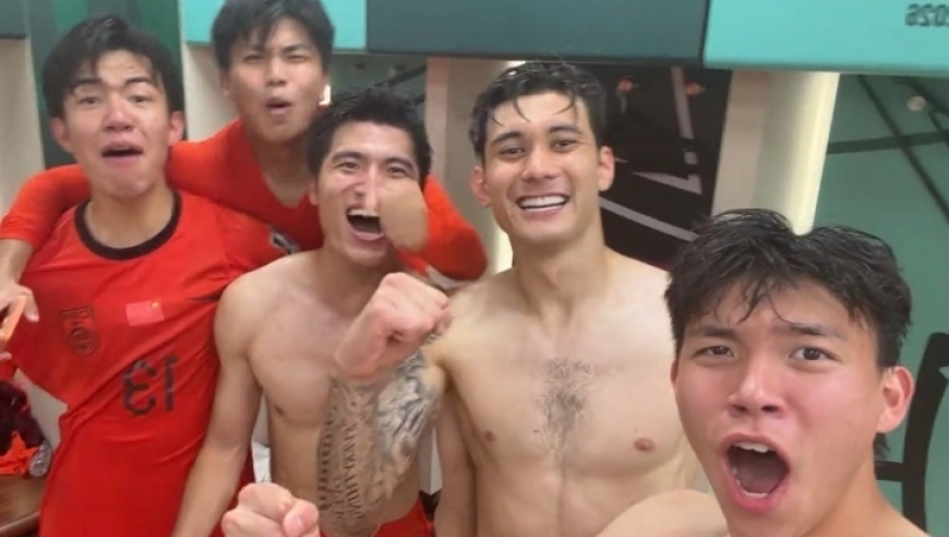 U23国足更衣室狂欢！王钰栋激情怒吼，球迷热议：谁说国足无腹肌