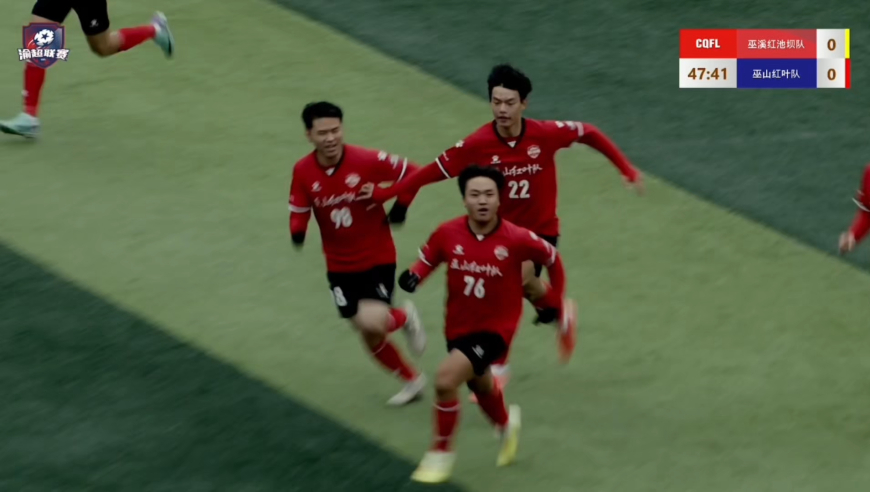 全场沸腾！慢镜看渝超任意球制导绝平，回头望月顶死角门将无能为力