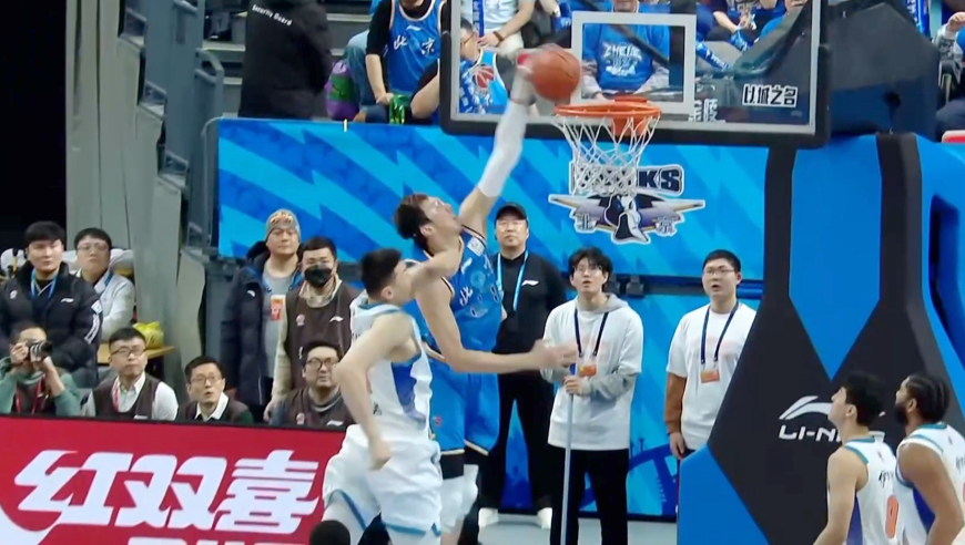 Top时刻 | 15日五佳球：周琦举火烧天暴扣 胡金秋血帽莫兰德