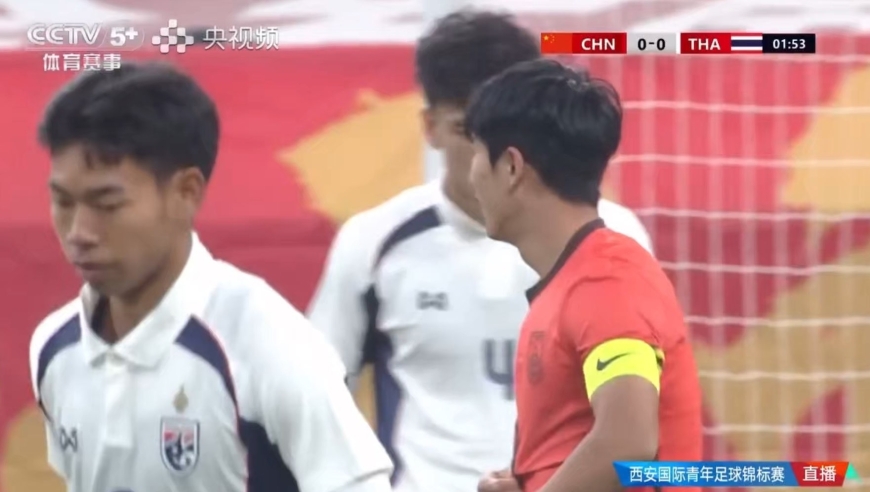 U23国足开局围攻泰国，向余望乱战补射击中横梁，但被判手球在先