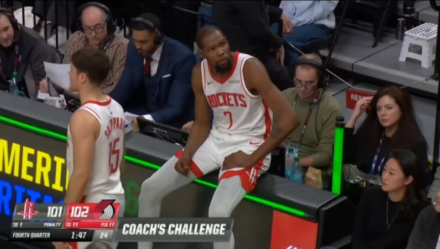 罕见暴怒！还原杜兰特怒摔饮料瓶全过程，队友的表现太扎心