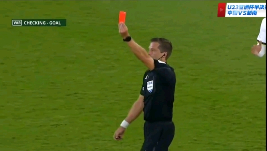 输急眼了！慢镜还原彭啸头球进球被吹 越南球员真武术动作被直红