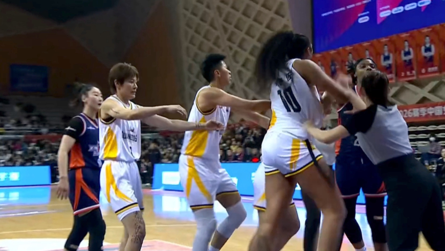 女篮打架这么猛！广东新疆两外援在场上直接动手 杨舒予赶紧上去拉架