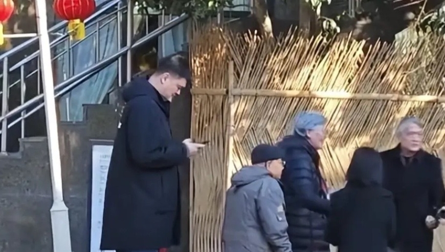 姚明陪父母上海探亲，穿一身黑衣又高又壮，目测体重得有400斤！
