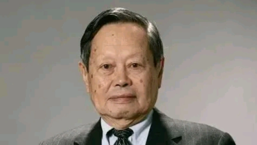 103岁杨振宁去世！年轻时喜欢踢足球，与邓稼先曾是场上搭档