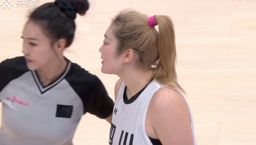 套圈了！四川女篮最后1分钟换回李梦 全场狂轰143分赢73分