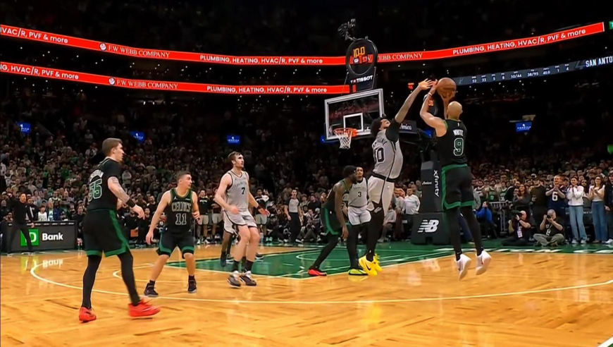 马刺凯尔特人生死时刻：文班亚马关键跳投+尚帕尼封盖怀特定胜局