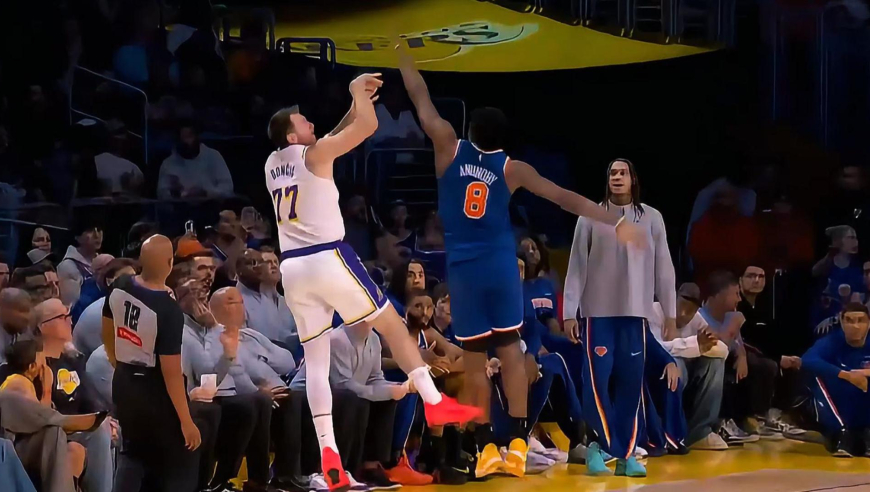 湖三疯降临！东契奇+里夫斯连中三分 湖人三分钟轰12-2碾压尼克斯