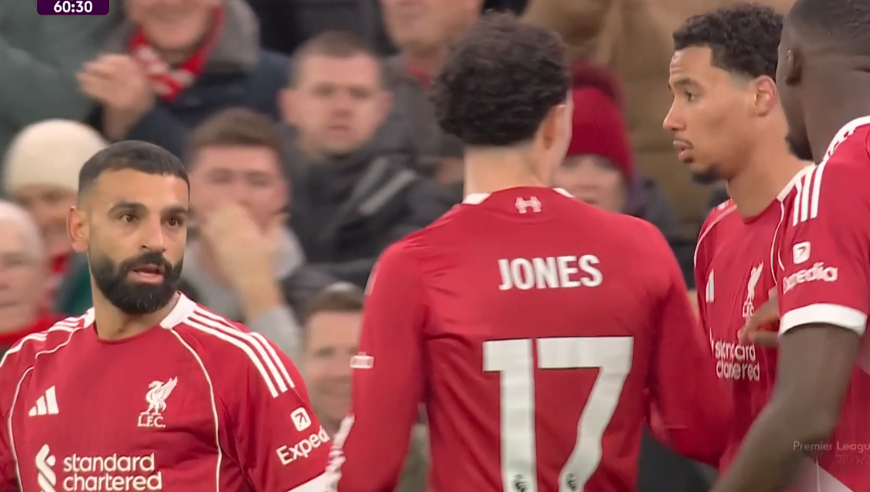 法老归来！萨拉赫经历风波替补上阵球迷送掌声，表现活跃连为埃基蒂克喂饼终获助攻