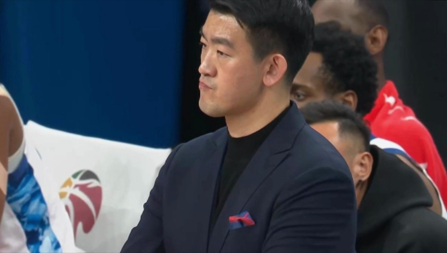 CBA争议判罚解读：周琦的两次小聪明是不是犯规？王博和朱俊龙的抗议为何无效？