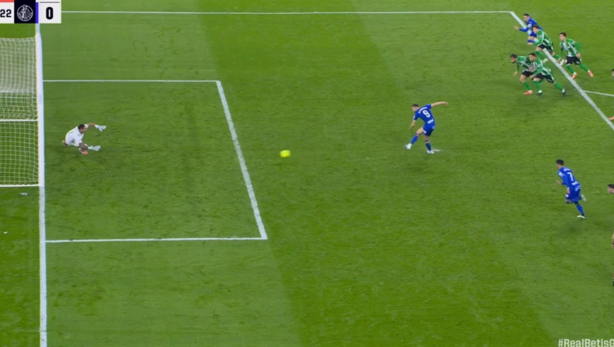 西甲离谱吹罚！VAR介入任意球改判点球，门将双脚离线扑点仍有效