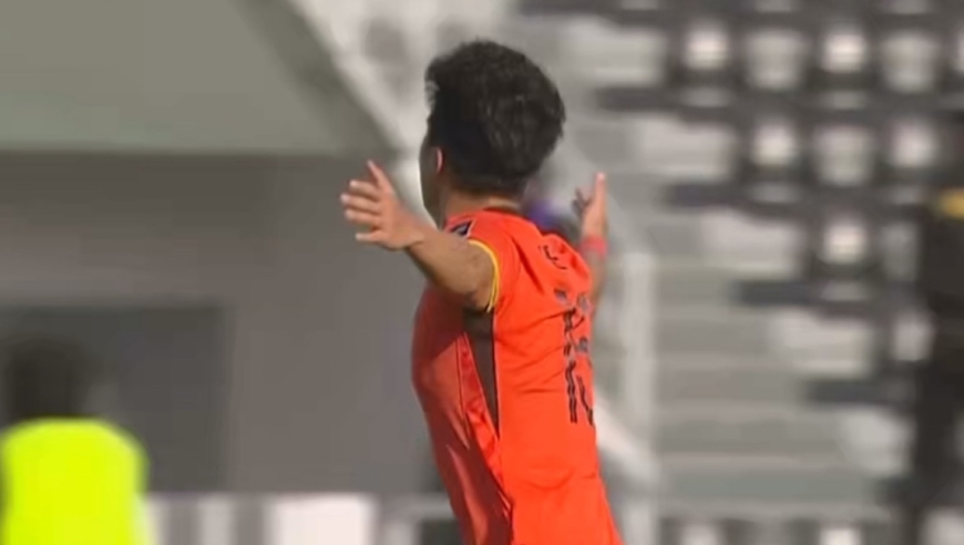 漂亮！王钰栋开出定位球，彭啸在点球点附近凌空爆射破门