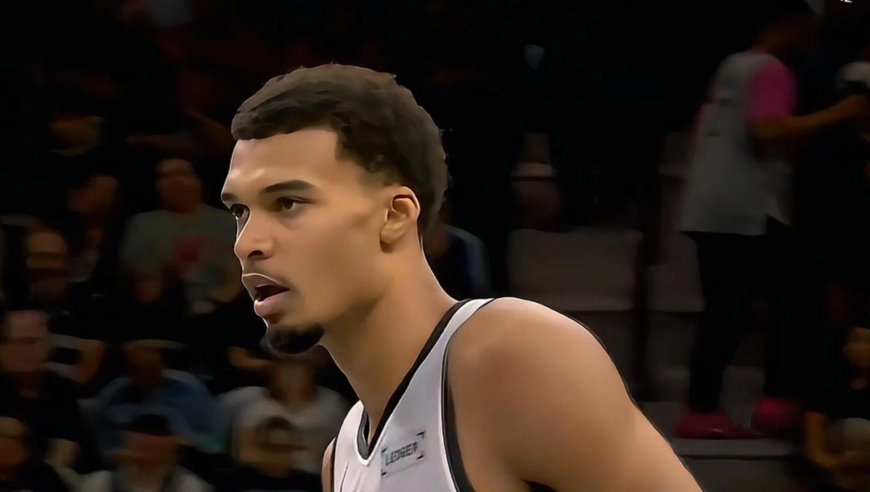 对轰！火箭马刺第三节两分钟时间对轰15分 文班凶残隔扣杜兰特