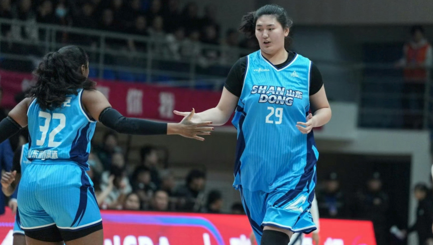 篮不住嘴 | 女姚明首秀就体验国内裁判强度 投篮被吹争球有多离谱